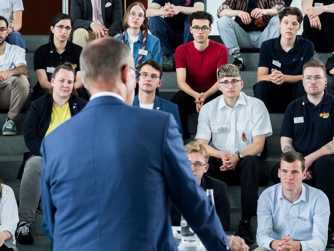 ASJ beim Kanzler_ASJ hört zu.jpg