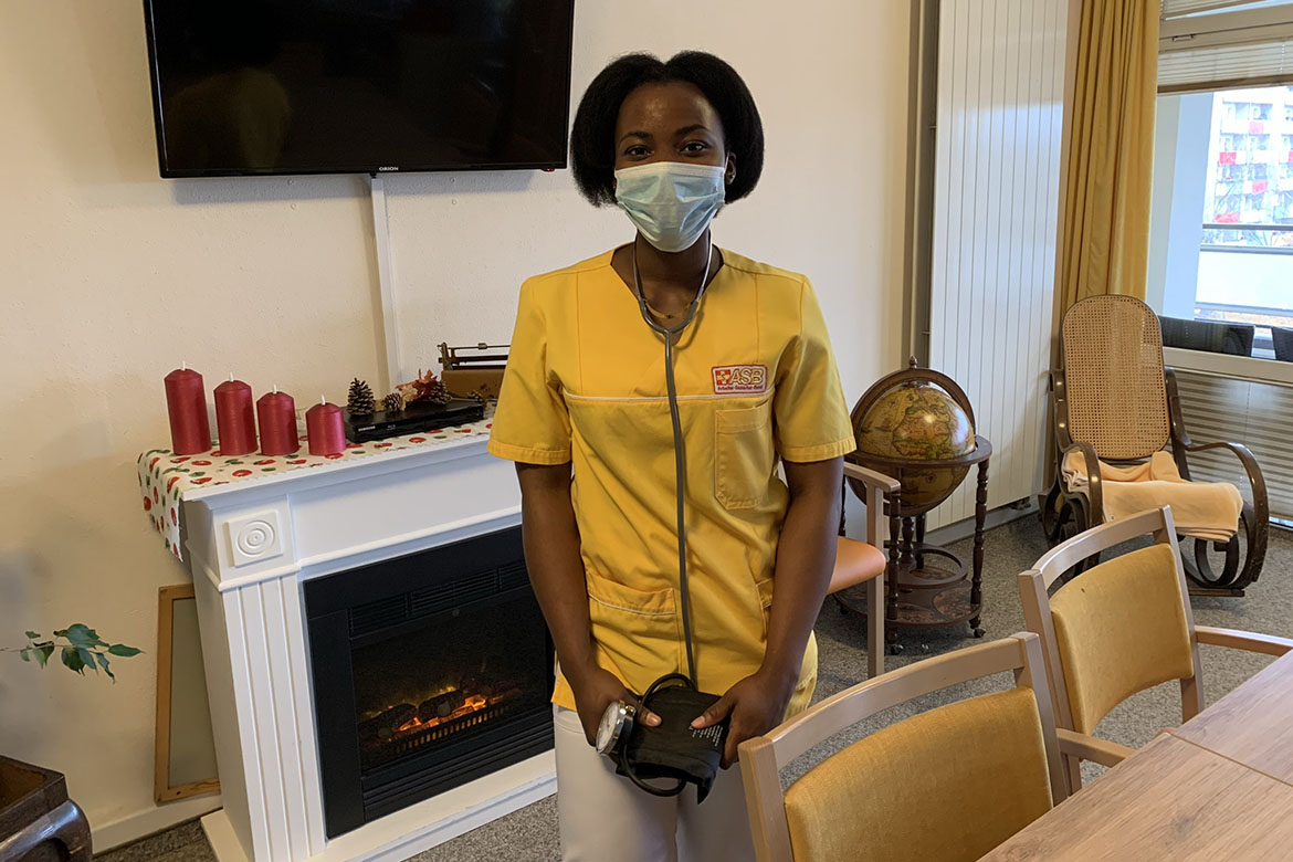 Von Nigeria an die Elbe: Wie unsere Kollegin aus Nigeria den Pflegealltag in Deutschland erlebt 