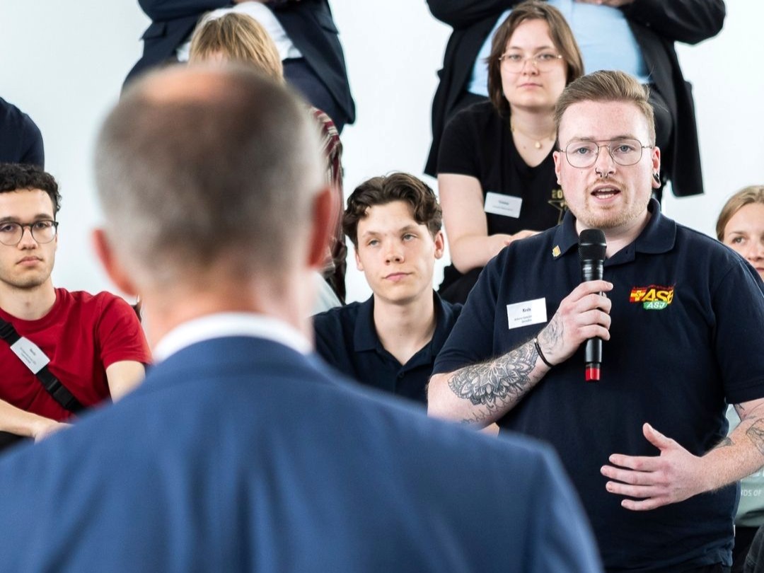 ASJ beim Kanzler_ASJ diskutiert.jpg