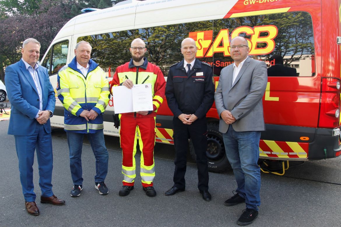 k-3.5.23 ASB-Drohnenstaffel Dresden Übergabe der Urkunde.jpg