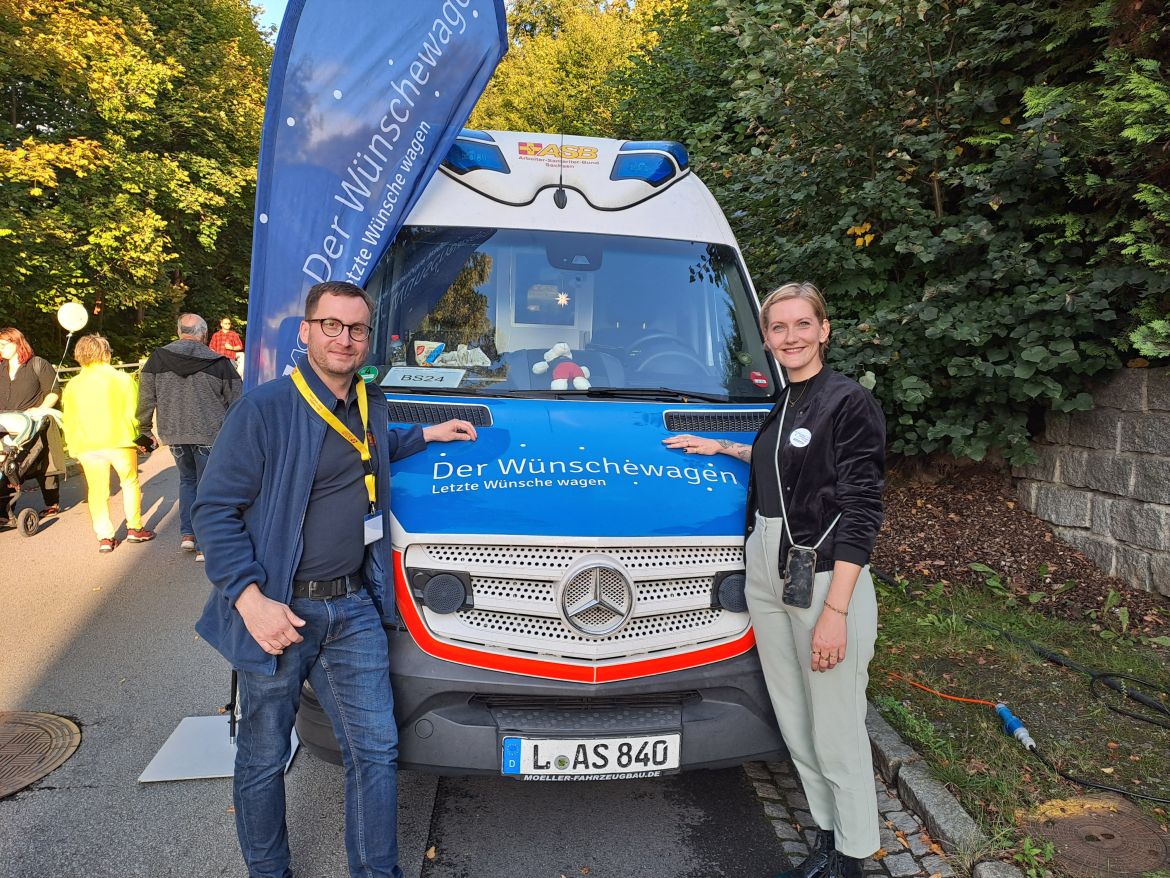 MDL Sophie Koch besuchte den ASB Wünschewagen beim Tag der Sachsen 2025.jpg