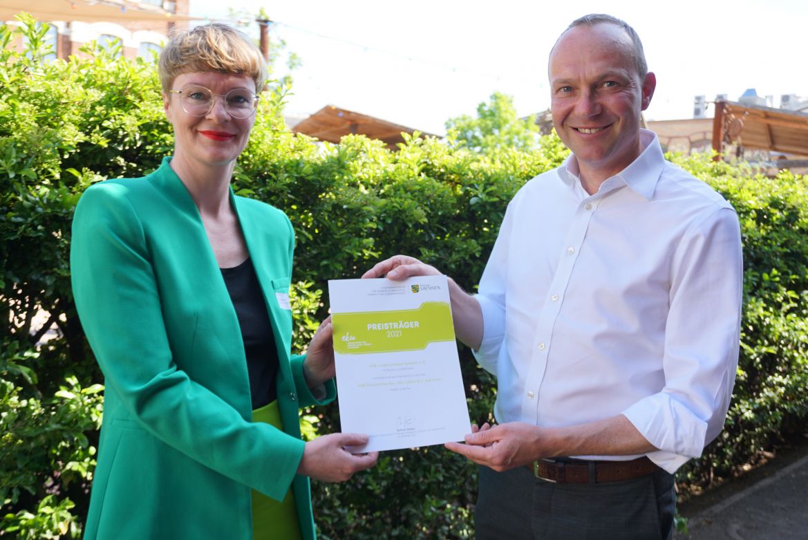 2022_05_09_Wolfram Günther_Julia Zahneisen_Übergabe Urkunde-BC_ASB Sachsen_Federowski_2.JPG