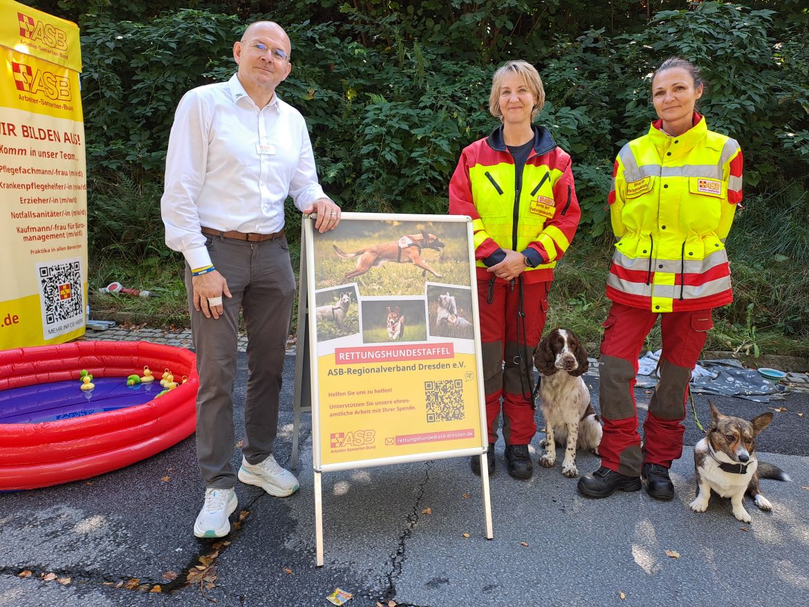 Matz Mattern mit Berit und Anja von der REttungshundestaffel Dresden.jpg