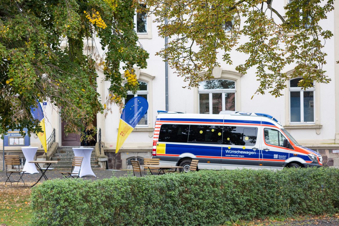 Der ASB Wünschewagen vor dem Gut.jpg