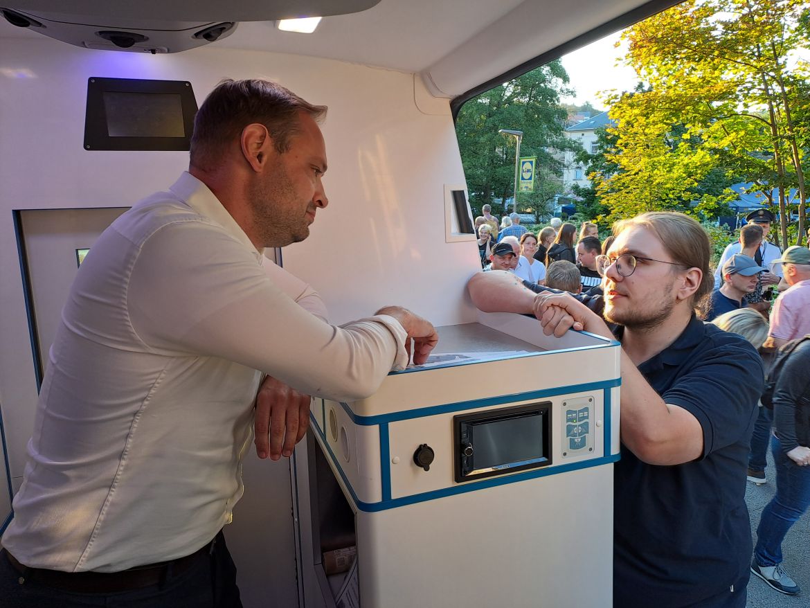 Tom informiert Landtagspräsident Alexander Dierks über den ASB Wünschewagen.jpg