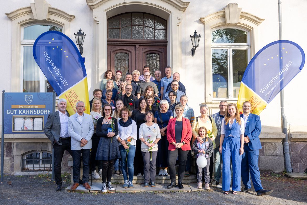 Gruppenfoto 10 Jahre Wünschewagen Sachsen.jpg